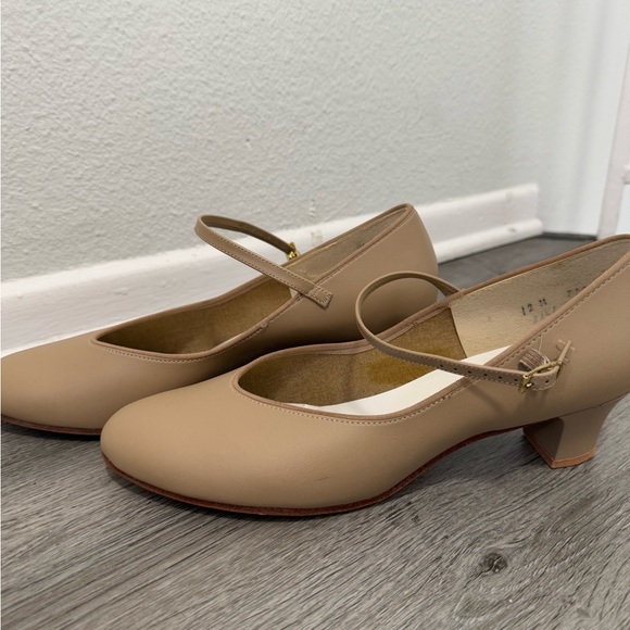 Tan Mary Jane Heels with Chunky Character Heel - Picture 3 of 7